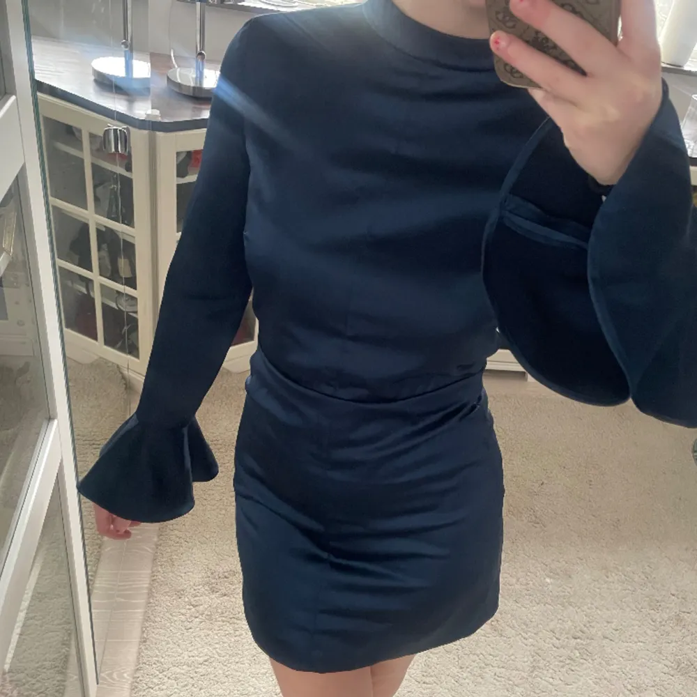 Mörkblå satin klänning med öppen rygg i storlek XS❤️ Endast använd en gång! Från zara😊. Klänningar.