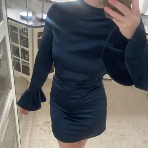 Mörkblå satin klänning med öppen rygg i storlek XS❤️ Endast använd en gång! Från zara😊