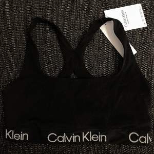 Helt ny topp från Calvin Klein, svart med vit text i storlek M🖤