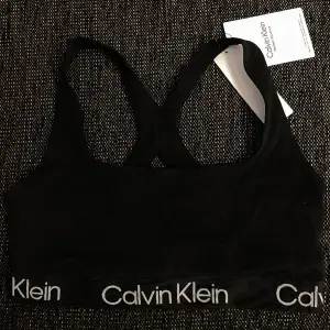 Helt ny topp från Calvin Klein, svart med vit text i storlek M🖤