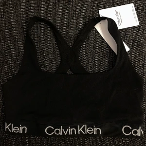 Calvin Klein topp - Helt ny topp från Calvin Klein, svart med vit text i storlek M🖤