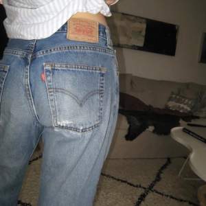 Säljer dessa bagy jeans från Levis då dem tyväär inte passar längre, kontakta gärna ifall du har några frågor ❤️