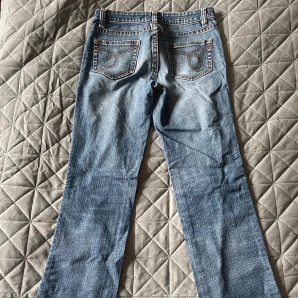 Ett par skit snygga Lowwaist jeans, som jag köpte secondhand men som tyvärr inte passa mig. Dom är stlk 36, och är straight lowwaist+skit snygga bakfickor!  Priset kan diskuteras❤️. Jeans & Byxor.