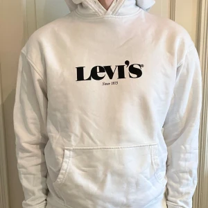 Levis hoodis  - Tröjan är i bra skicka. Kommer från djur och rökfritt hem. 