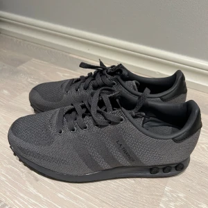 Adidas La Trainers - Ett par helt nya adidas La Trainers som bara har blivit testade. Skriv för mer info och bilder