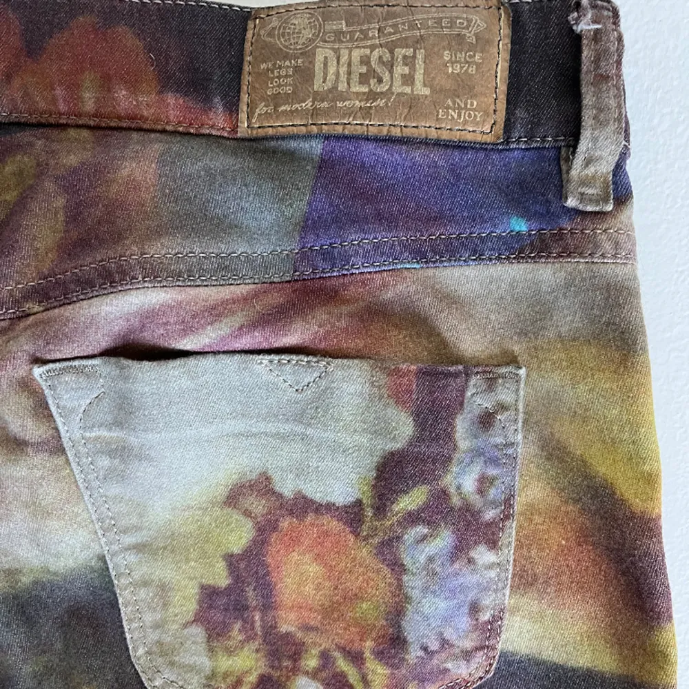 Flerfärgade jeans i brända toner från Diesel. Smala (inte skinny) i 5-ficksmodell. Mycket fint skick.. Jeans & Byxor.