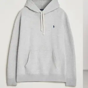 Säljer nu en grå Ralph Lauren hoodie i storlek M( lite mer som L) Aldrig använd och är i nyskick.  Fundera inte att skriva vid frågor. Pris kan diskuteras.