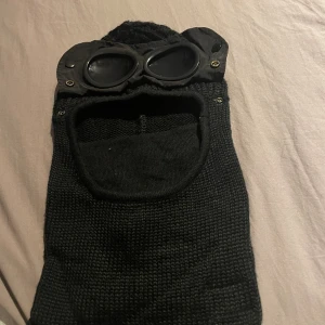 Cp company mask - En exclusiv mask från märket cp company, man får med tags och lappar