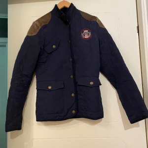 Lexington quiltad vårjacka  - Jacka från lexington i polyester perfekt för ridning eller bara en promenad under våren 