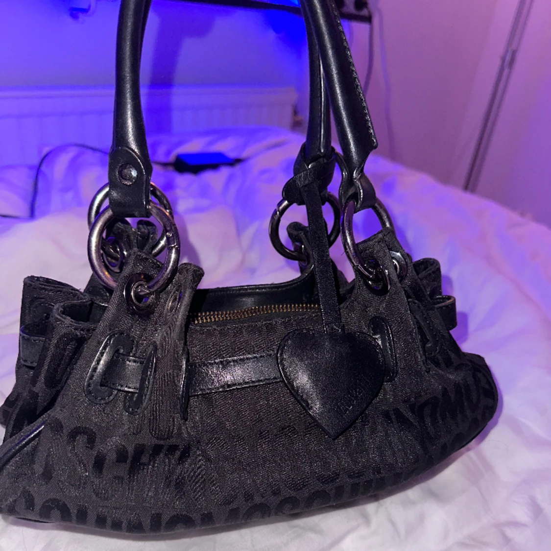 Moschino handväska  - 90