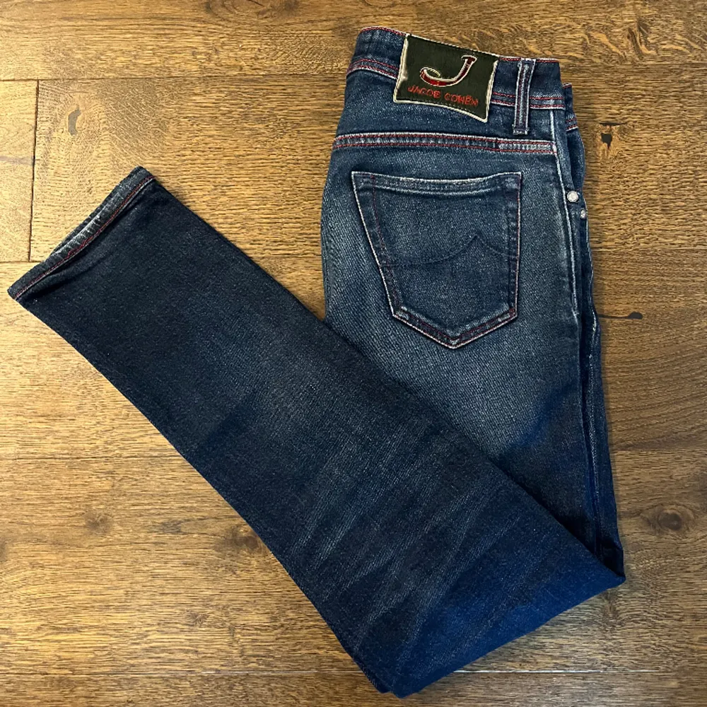Säljer dessa slim jeans från Jacob Cohën i storlek 32. Modellen på jeansen är 688. Jeansen är i väldigt bra skick 9/10. Skriv om du har några frågor. Pris kan diskuteras vid snabb affär.. Jeans & Byxor.