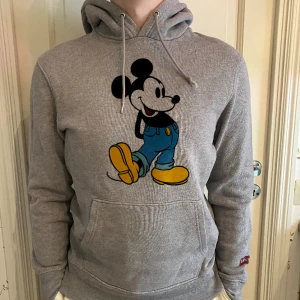 Levis Musse pigg hoodis  - Är i bra skick. Kommer från rök och djurfritt hem. 