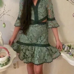 Marlo kids broderad klänning kalas skolavslutning bröllop vår sommar - Storlek 10-11 år