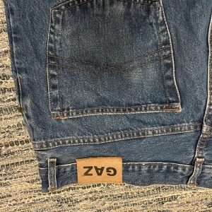 Jeans  - Väldigt snygga Low Rise jeans som sitter lite löst. Tyvärr är de förstora för mig.😭 Skulle uppskatta storleken till en M/L. Dragkedjan är tyvärr sönder så känn dig därför fri att pruta. :)