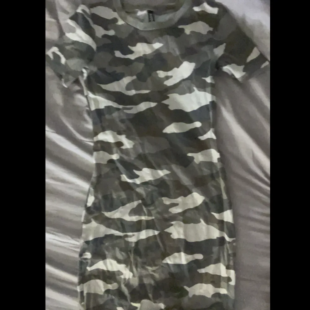 Fin militärmönstrad klänning från hm, använts fåtal gånger💓 . Klänningar.