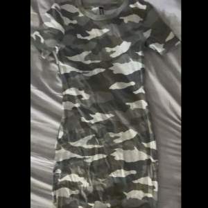 Fin militärmönstrad klänning från hm, använts fåtal gånger💓 