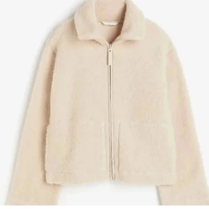 Teddy jacka HM - Säljer denna teddyjackan från hm, använd fåtal gånger 💗 storlek m men passar mig som har s. 