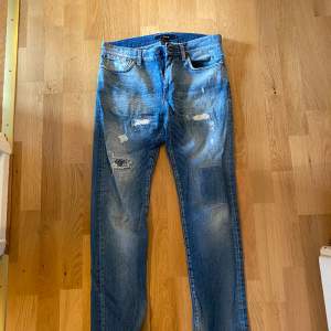Riktigt feta J.Lindeberg jeans! Storlek är W31-L32 och skick 9/10! Nypris ligger runt 1800kr. Fraktar runt hela Stockholm och kan eventuellt mötas upp. Skicka iväg ett DM vid frågor!
