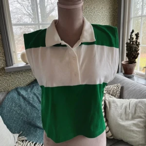 Zara tröja, strl.M - Härlig lite retro-vibe tröja. Använt typ 3 gånger😁 Hör gärna av dig om mer information eller bilder!😊