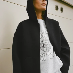 Bomberjacka med luva - Säljer denna snygga bomberjacka med luva ifrån zara. Den är i svart och storlek S men sitter oversized, den är slutsåld hos Zara. Den är använd enstaka gånger så iprincip nyskick, inga defekter. Nypris är 559.