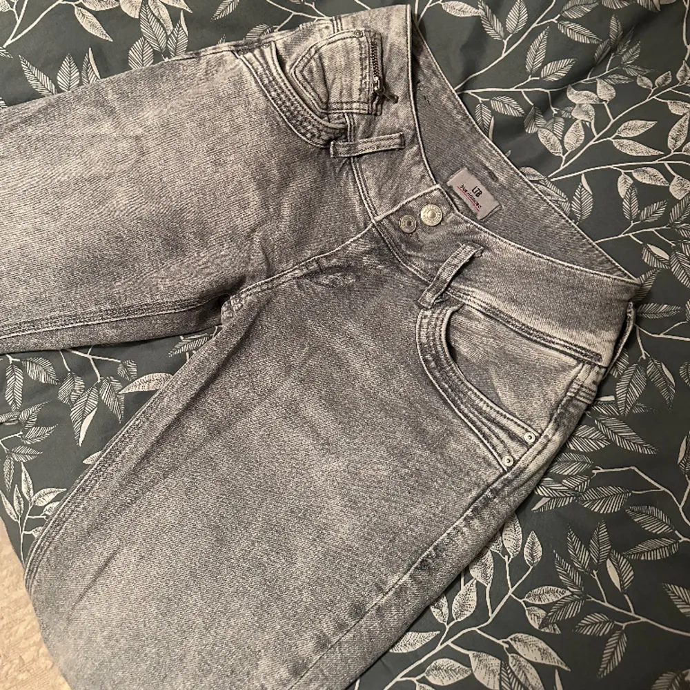 Snygga grå lågmidjade ltb jeans, säljer då dem ej passar mig längre, endast använda få gånger så dom är i fint skick 😊💗. Jeans & Byxor.