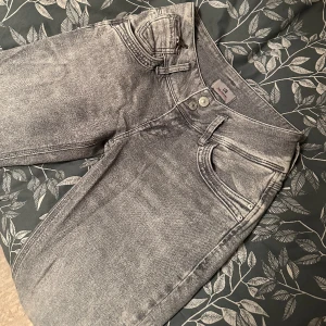 Ltb Jeans - Snygga grå lågmidjade ltb jeans, säljer då dem ej passar mig längre, endast använda få gånger så dom är i fint skick 😊💗