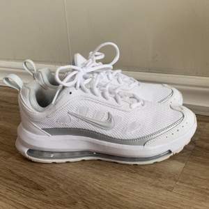 Nike Air Max AP W i storlek 38. Endast använda en gång ute men säljer då de aldrig kommer till användning. Har inga synliga defekter och Kommer i orginal Lådan. Köpta för 1100 kr