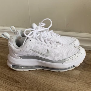 Nike Air Max - Nike Air Max AP W i storlek 38. Endast använda en gång ute men säljer då de aldrig kommer till användning. Har inga synliga defekter och Kommer i orginal Lådan. Nypris är ca 1300kr