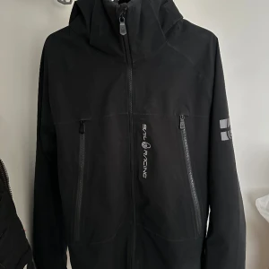 Sail Racing Spray Ocean Jacka - Vår/Höst Jacka i storlek M med ett nypris på 3800, i 9/10 skick. För bättre bilder skicka ett dm! Kvitto finns