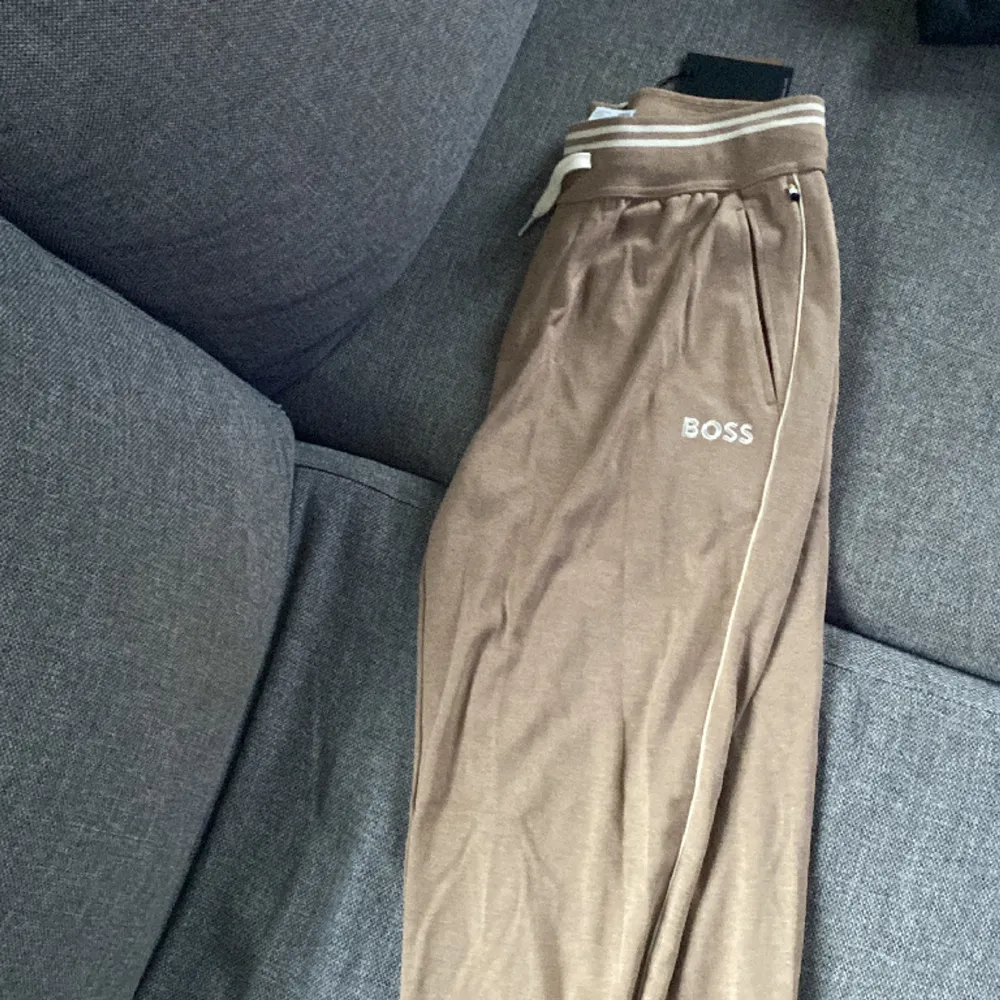 Ett par jätte fina Hugo boss byxor som aldrig är använda|| storlek s|| ny pris 500 kr|| vårat pris 399kr|| vid fler frågor kontakta oss!!. Jeans & Byxor.