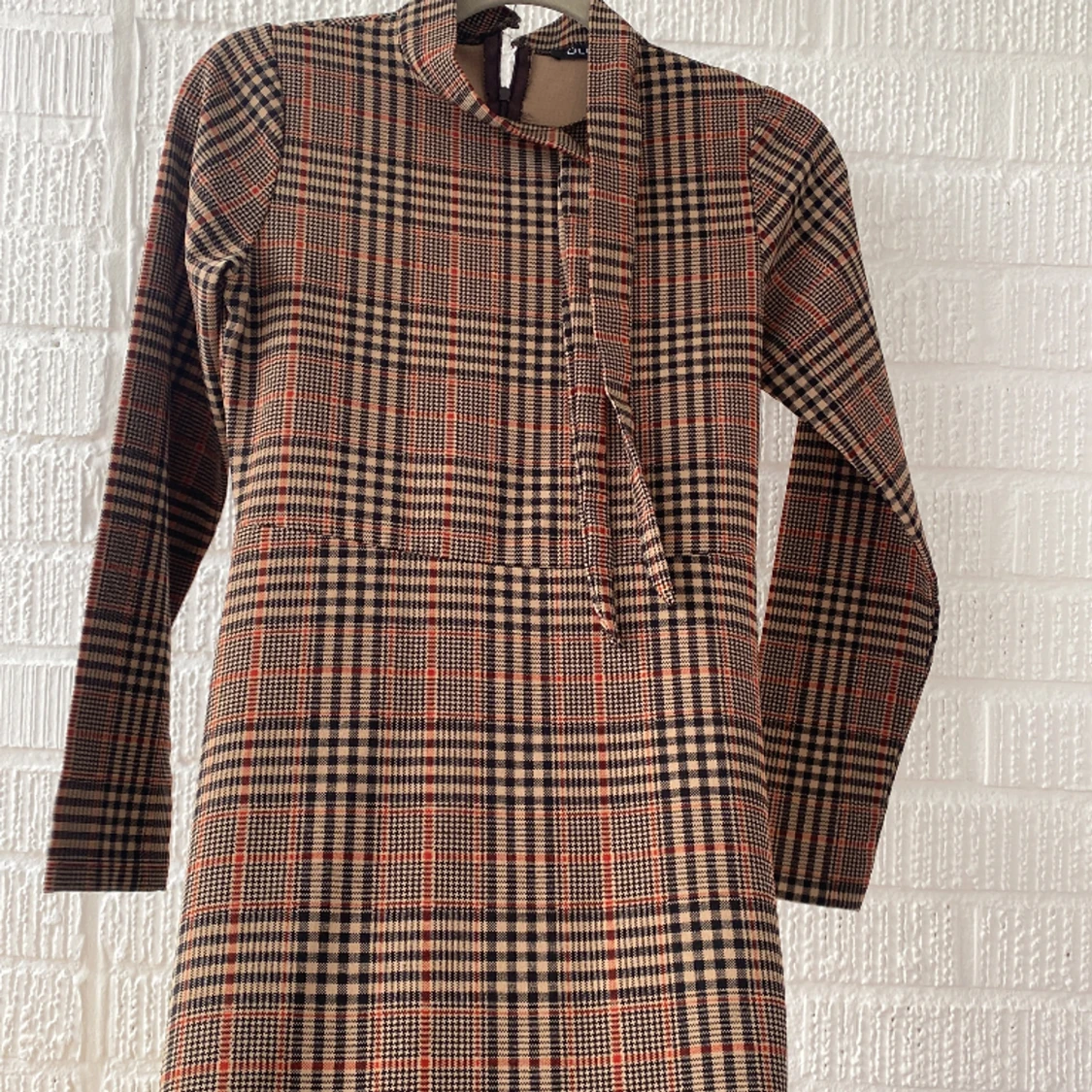 Brun kvadratig klänning