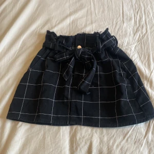 Kjol - Superfin jeanskjol från boohoo💕 går att ha med och utan snöre. Skulle nog beskriva den som mer minikjol men den går att dra ner 