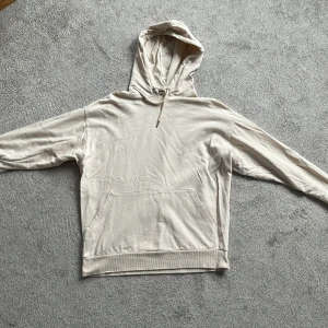 Hoodie - Tunn hoodie, vet inte vilket märke men väldigt skön. För liten för mig:)