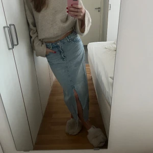 Lång jeanskjol från bershka, strl 40 - Jättefin maxikjol i denim i strl 40, liten i storlek så passar även 38! Använd 2 ggr så i nyskick. Frakt tillkommer