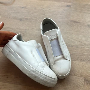 Arigato skor  - Jag säljer mina vita arigato skor. Storlek 36. Ganska bra skick men använda, därav priset! 