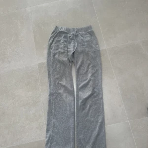 Gråa juicybyxor - Väl användt, men ser hela och nya ut.  Snöret har hamnat lite konstigt men går att fixa🥰