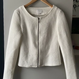 Vila vit kofta/tunnjacka - En super söt kofta/tunnjacka ifrån Vila💕 som är i mycket bra skick! Säljer då den tyvärr inte kommer till användning☺️ hör av er om frågor!