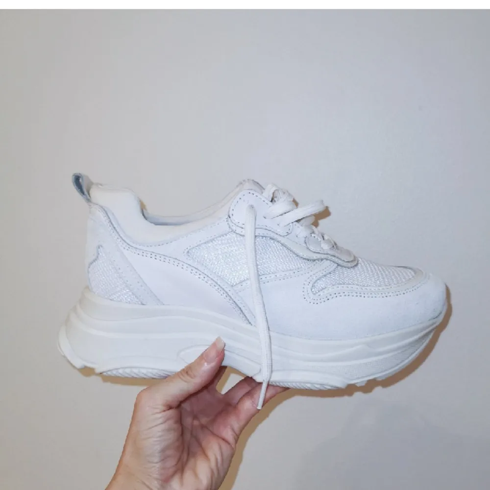 Riktigt fina sneakers! Köpte dessa till min mamma men hon har aldrig använt de. Helt nya. Märke: Spanska Sixtyseven (Köpt från Scorett för 1050 kr). Skor.