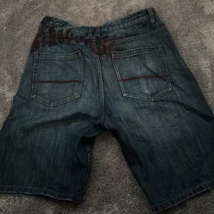 Billabong jeans shorts - As feta Billabong shorts med röda detaljer. Köpta i somras från plick men knappt använda för dom är för stora. Bra skick å kan inte se några brister. Storlek 32