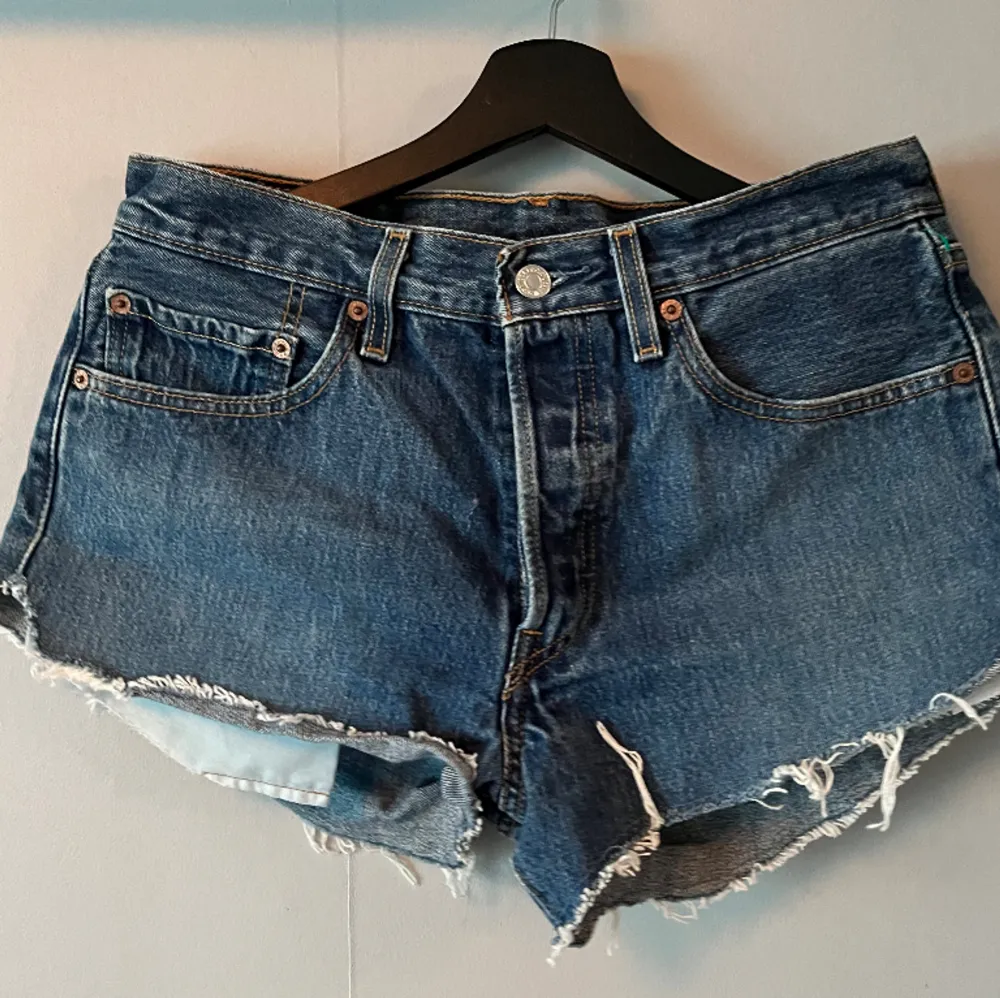 Skitsnygga Levis shorts perfekta till sommaren❣️💙 köpta secondhand och lite oklart vilken stolek de är i men skulle säga ungefär S. Säljer då de är för små för mig🩵. Shorts.