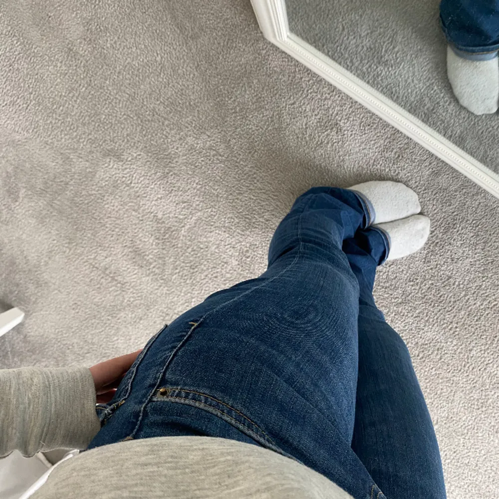 Super fina Lågmidjade jeans från zara!🩷storlek 34 men sitter som 36 då dom passar mig som vanligtvis 36🩷dom har en defekt där bak, skriv privat så skickar jag!. Jeans & Byxor.