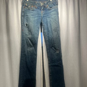 True religion jeans - Lågmidjade jeans från True religion. Långa och raka i benen. W26, uppskattar storleken xs💞