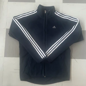 Adidas fleece - Mörkblå fleece från adidas i fint skick, både kvinnor och män kan använda i storlek m