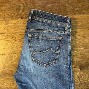 Säljer dessa jeans från Jacob Cohën i storlek 34 men passar 33. Jeansen är i bra skick 8/10. Skriv om du har några frågor. Pris kan diskuteras vid snabb affär.