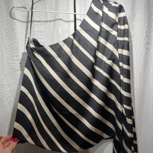 One shoulder topp  - One shoulder topp från hm i satintyg. Aldrig använd💞