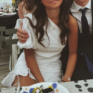 Studentklänning - Oneshoulder vit klänning, använd endast en gång💃🏻 Passar xs-s