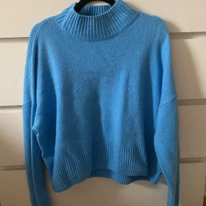 Blå stickad tröja  - En jätte fin blå stickad tröja från &other stories. Använd fåtal gånger så i gott skick! Har halvpolo, skulle säga att den passar en S/M mer än L. 💕