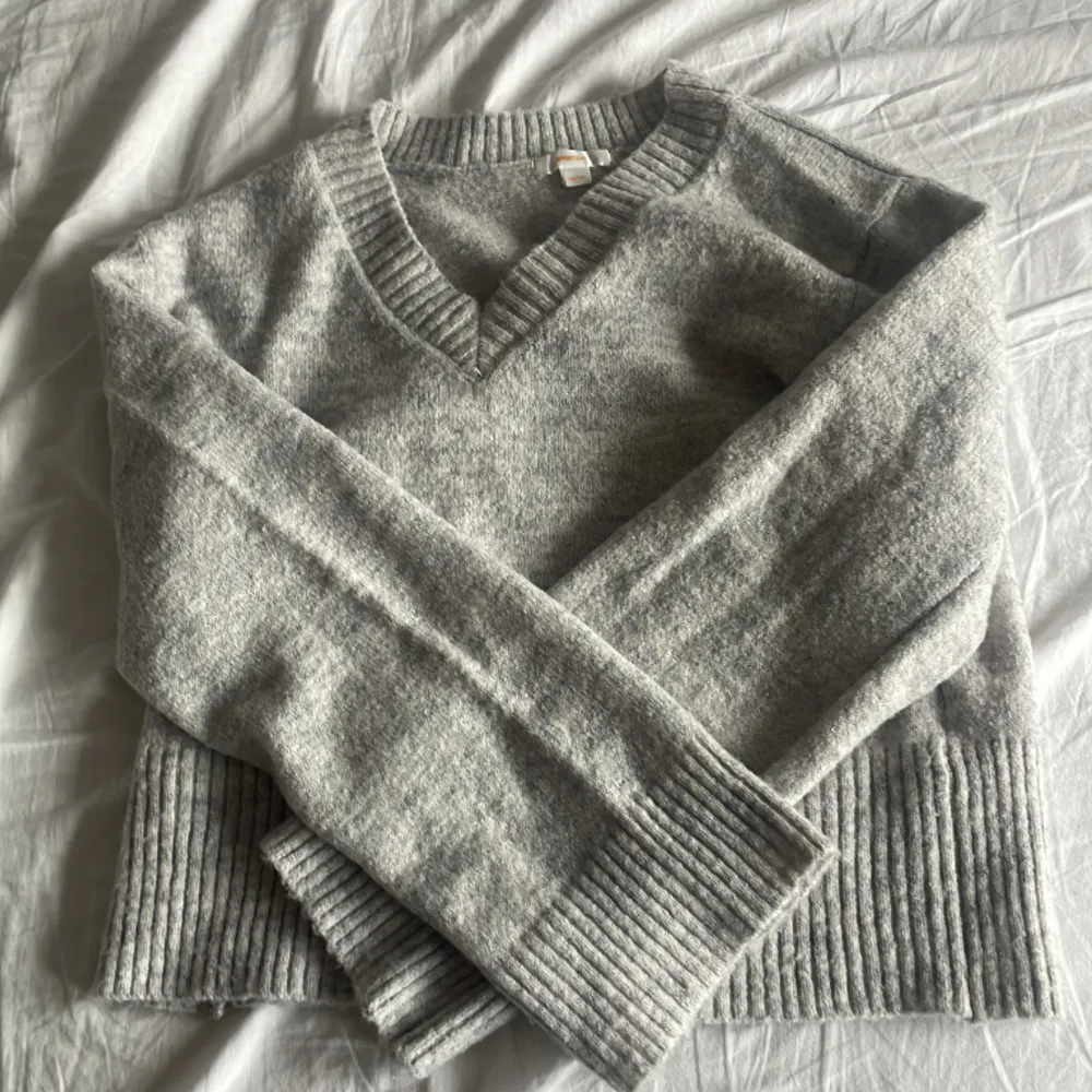 Söt tröja från Gina, säljer då den inte kommer till användning. Den har använts 1 gång och köptes hösten 23, orginalpris är 200 kr🤍. Stickat.