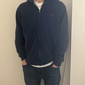 Ralph Lauren zip hoodie - Zip-hoodie från Ralph Lauren, storlek XL i barnstorlek så sitter som en S
