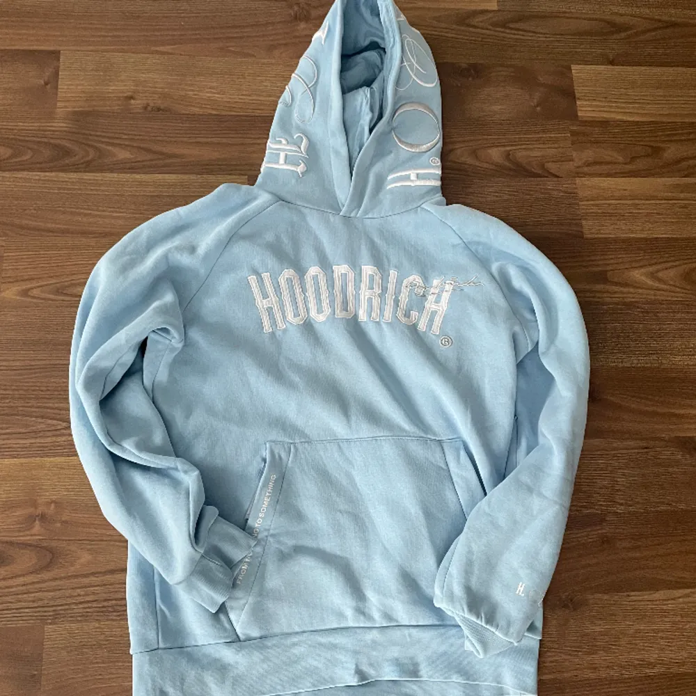 En skitsnygg Hoodrich hoodie som är stilren och passar till alla tillfällen! 9/10 cond  Skriv gärna vid frågor. Hoodies.